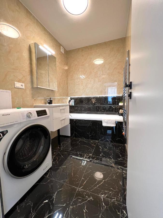 Apartment Robotnicka - 2 Bathrooms, 2 Bedrooms 班斯卡-比斯特里察 外观 照片